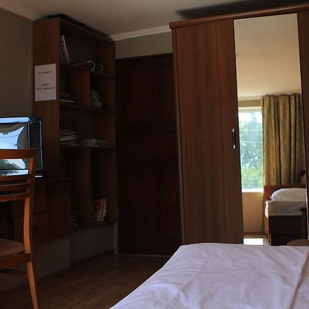 Holiday Hostel House Bişkek Dış mekan fotoğraf
